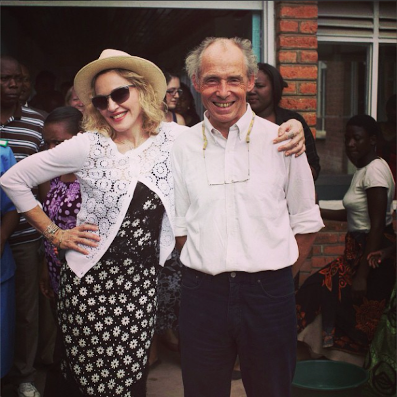 S ředitelem sirotčince, kterého Madonna významně podporuje.